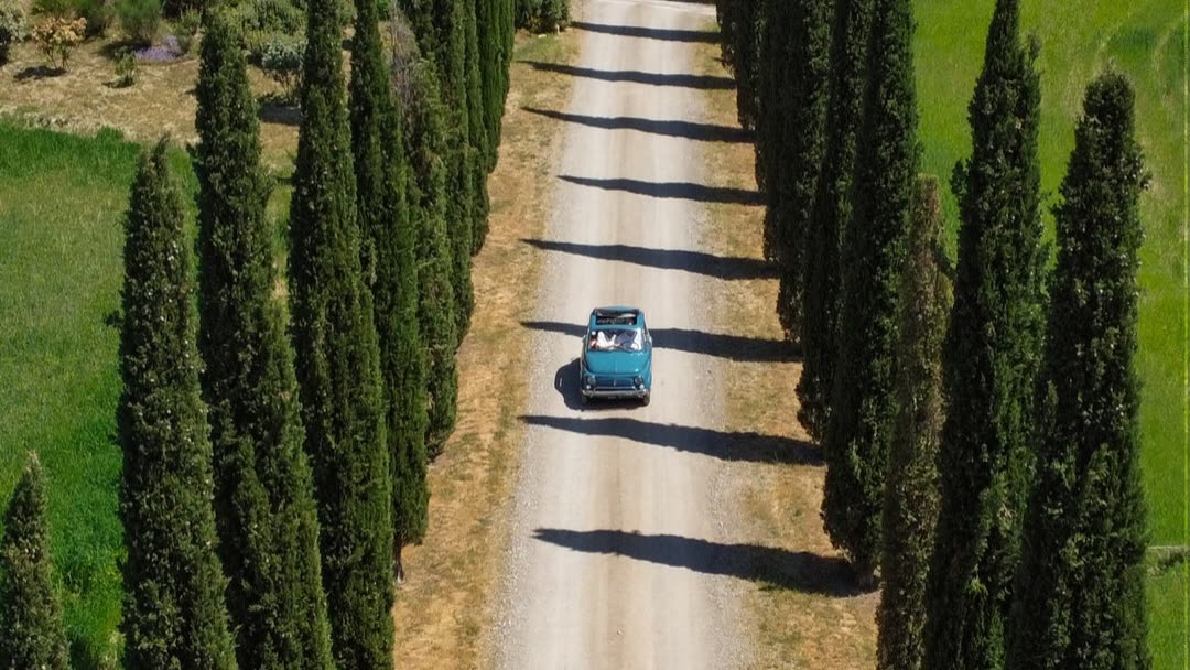 Camino de cipreses en la Toscana, visto desde el aire