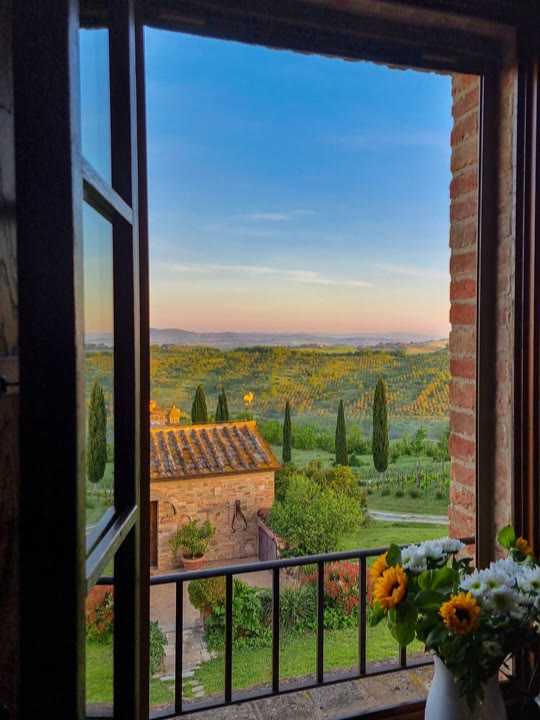 Ventana abierta sobre el valle toscano