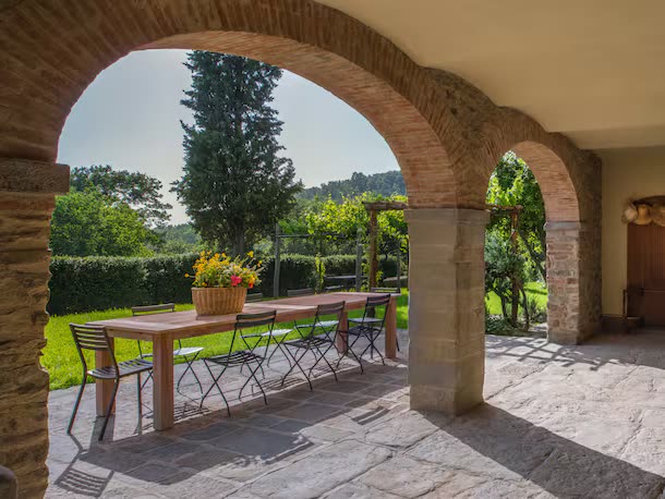 Mesa larga preparada bajo los arcos