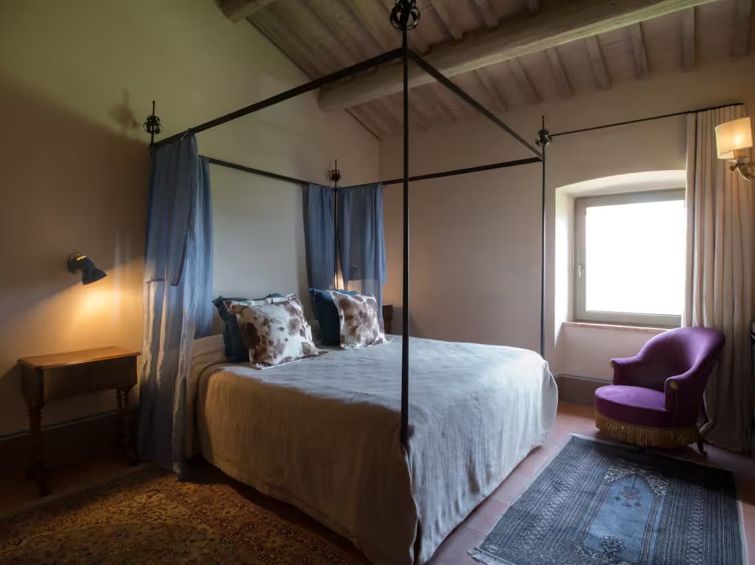 Habitación con cama de dosel