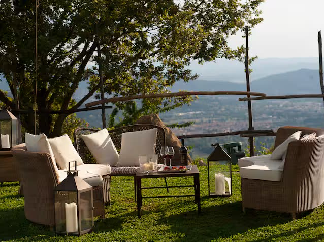 Salón al aire libre sobre el valle